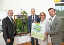 Pro Jahr sollen rund 10.000 Häuser, Wohnungen und Gärten noch grüner und ökologischer gestaltet werden: Manfred Damberger, NÖ Landesgruppenobmann des österreichischen Verbandes gemeinnütziger Bauvereinigungen, Landesrat Martin Eichtinger, Landeshauptfrau Johanna Mikl-Leitner und Christian Rädler, Aufsichtsratsvorsitzender von „Natur im Garten“ (v.l.n.r.)