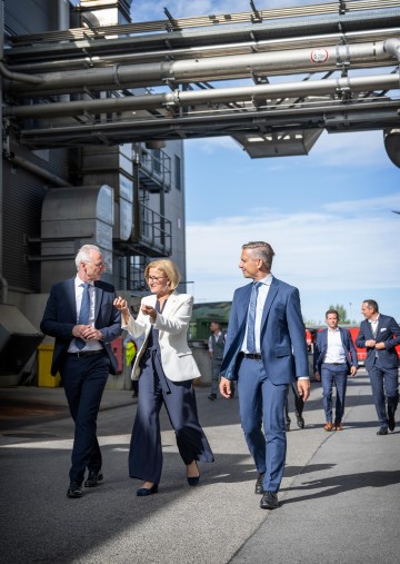 LH Mikl-Leitner und BM Hattmannsdorf besuchten „sunpor“ LH Mikl-Leitner und BM Hattmannsdorf besuchten „sunpor“