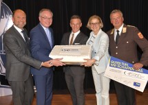 Die Feier zum 150-jährigen Bestehen des NÖ Landesfeuerwehrverbandes fand im Casino Baden statt. Im Bild von links nach rechts: Bernhard Lackner, Vorstandsdirektor der Niederösterreichischen Versicherung, LH-Stellvertreter Stephan Pernkopf, Radio- und Fernsehmoderator Andi Knoll, Landeshauptfrau Johanna Mikl-Leitner und Landesfeuerwehrkommandant Dietmar Fahrafellner