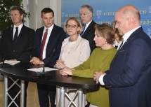 Informierten über die Ergebnisse des Konjunktur-Gipfels: IV NÖ-Präsident Thomas Salzer, AMS-Landesgeschäftsführer Sven Hergovich, Landesrat Martin Eichtinger, Landeshauptfrau Johanna Mikl-Leitner, Landesrätin Petra Bohuslav, WKNÖ-Präsidentin Sonja Zwazl und AK NÖ-Präsident Markus Wieser (v.l.n.r.)