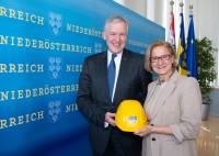 LH Mikl-Leitner und LR Eichtinger präsentierten die neue „blau-gelbe Wohnbaustrategie“ LH Mikl-Leitner und LR Eichtinger präsentierten die neue „blau-gelbe Wohnbaustrategie“