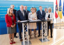 Pressekonferenz von Landeshauptfrau Johanna Mikl-Leitner mit dem gesamten Regierungsteam.