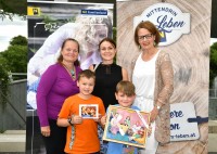 Handgemalte Unikate für NÖ Familienfest-Fotogewinner Handgemalte Unikate für NÖ Familienfest-Fotogewinner