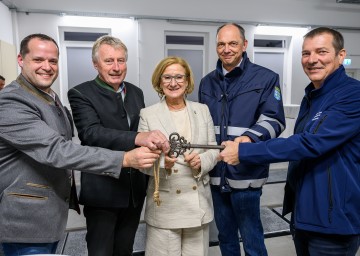 Landeshauptfrau Johanna Mikl-Leitner bei der symbolischen Schlüsselübergabe in der erweiterten Prüfstelle Amstetten mit (v.l.n.r.) Bürgermeister St. Georgen am Ybbsfelde Christian Haselsteiner, Gesellschafter Koloman Riedler, Georg Hönig, Leiter der Abteilung Technische Kraftfahrzeugangelegenheiten im Amt der NÖ Landesregierung, und Prüfstellenleiter Klaus Stalzer.