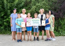 Landeshauptfrau Johanna Mikl-Leitner und Landesrätin Christiane Teschl-Hofmeister mit (li) Jakob, Sophie und Pädagogin Jennifer Hoffmann und (re) Patrick, Zoe und Pädagogin Elisabeth Fuchs aus der Volksschule Hausleiten, die ebenfalls fleißig Nistkästen zusammengebaut haben.