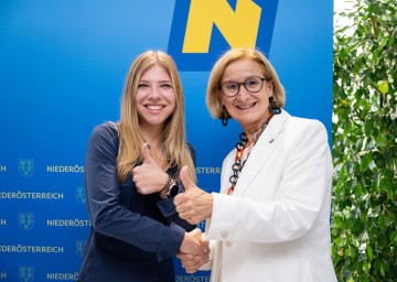 Landeshauptfrau Johanna Mikl-Leitner bei einer Feierstunde für Niederösterreichs Maturantinnen und Maturanten mit Auszeichnung im Festspielhaus St. Pölten.