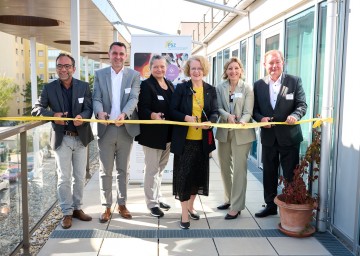 Im Bild von links nach rechts: Lukas Gruber (AMS Geschäftsstelle NÖ), Günther Widy (Leiter SMS NÖ), Andrea Stoick (Prokuristin PSZ GmbH), Sozial-Landesrätin Christiane Teschl-Hofmeister, Marlene Mayrhofer (Geschäftsführerin PSZ GmbH) und Bürgermeister Herbert Janschka