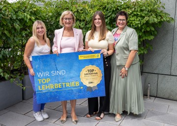Jennifer Lugbauer, Landeshauptfrau Johanna Mikl-Leitner, Lisa Leitgeb und Personalchefin Verena Krammer (v.l.n.r.)