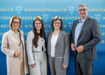 Landeshauptfrau Johanna Mikl-Leitner (links) und NÖ Weinbaupräsident Reinhard Zöchmann (rechts) wünschen Weinkönigin Marie Huber und Vizekönigin Laura Neustifter alles Gute für ihre neue Aufgabe.
