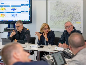 Stabsleiter Andreas Herndler vom NÖ Landesfeuerwehrverband, Landeshauptfrau Johanna Mikl-Leitner und LH-Stellvertreter Stephan Pernkopf bei der heutigen Lagebesprechung (v.l.n.r.)