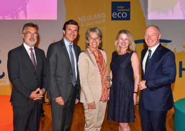 Im Bild von links nach rechts: Direktor Hermann Kalenda (RLB NÖ-Wien), Kommerzkundenvorstand der RLB NÖ-Wien Reinhard Karl, Wirtschaftslandesrätin Petra Bohuslav, ecoplus-International Geschäftsführerin Gabriele Forgues, ecoplus-Geschäftsführer Helmut Miernicki 