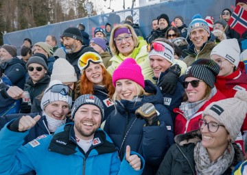 Landeshauptfrau Johanna Mikl-Leitner mit Veronika Aigner und ihrer Familie beim Skiweltcup am Semmering.