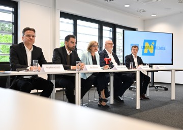 Bei der Pressekonferenze bei Knorr Bremse in Mödling: Geschäftsführer Jörg Branschädel, Industriellenvereinigung NÖ Präsident Kari Ochsner, Landeshauptfrau Johanna Mikl-Leitner, ÖBB-Generaldirektor Andreas Matthä und Geschäftsführer Manfred Reisner (v.l.n.r.).