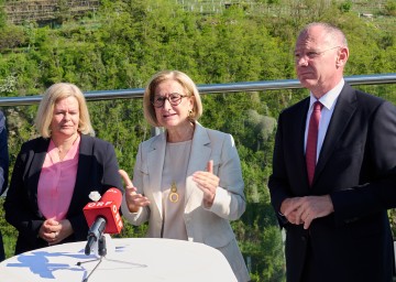 Landeshauptfrau Johanna Mikl-Leitner (m.) mit Innenminister Gerhard Karner (r.) und der deutschen Innenministerin Nancy Faeser (l.).