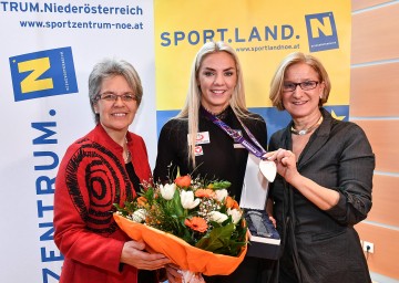 „Gläserner Leopold“ für Vizeweltmeisterin Ivona Dadic  (Mitte): Sport-Landesrätin Petra Bohuslav und Landeshauptfrau Johanna Mikl-Leitner gratulierten. (v.l.n.r.)
