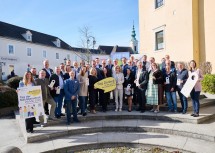 Gruppenfoto rund um Landeshauptfrau mit Bürgermeistern der teilnehmenden Gemeinden und Vertretern der „NachbarschaftsKultur Waldviertel“