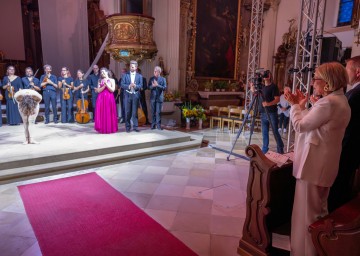 Landeshauptfrau Johanna Mikl-Leitner bei der Premiere der Kirchenoper Salome beim Festival Retz.