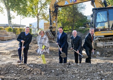 Bürgermeister Christoph Kaufmann, Landeshauptfrau Johanna Mikl-Leitner, Bundesminister Norbert Toschnig, HBLA-Direktor Reinhard Eder und BIG-Geschäftsführer Gerald Beck beim Spatenstich zum Zubau der HBLA Klosterneuburg (v.l.n.r.).