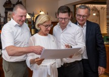 Landeshauptfrau Johanna Mikl-Leitner mit (v.l.) Leo und Andreas Graf sowie Stefan Chalupa, GF NÖBEG.