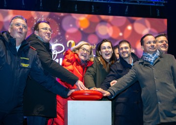 Erstbeleuchtung durch das traditionelle Drücken des „Red Button“ – mit dabei u. a. Landeshauptfrau Johanna Mikl-Leitner, der St. Pöltner Bürgermeister Matthias Stadler und Landesfeuerwehrkommandant Dietmar Fahrafellner.