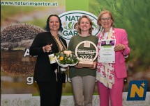 Landeshauptfrau Johanna Mikl-Leitner überreichte Platz Eins in der in der Kategorie C der „5 schönsten Schaugärten 2023“ an die Vertreterinnen des Schlossparks Eckartsau.