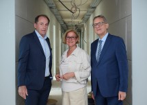 (v.l.): MAMMA Group CEO Herbert Pinzolits, Landeshauptfrau Johanna Mikl-Leitner und Flughafen Wien-Vorstand Günther Ofner bei der Besichtigung der Baustelle des Vienna House Easy by Wyndham.
