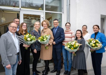 (v.l.n.r.): Gemeinderat Otto Rauscher, Gemeinderat Eduard Schwarzinger, Elisa Schmidt (Leiterin der Tagesbetreuungseinrichtung), Geschäftsführende Gemeinderätin Claudia Monihart, Familien-Landesrätin Christiane Teschl-Hofmeister, Bürgermeister Martin Rennhofer, Doris Weber, Katharina Rokvic vom Hilfswerk sowie Gisella Lackinger und Brigitte Lindner.