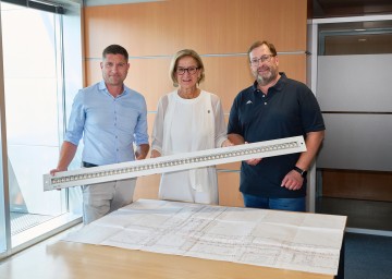 Landeshauptfrau Johanna Mikl-Leitner mit Johannes Blasl (l.)  und Stefan Prichenfried (r.), Abteilung Gebäude- und Liegenschaftsmanagement.