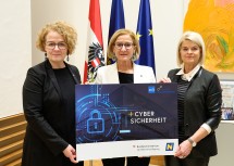 Landeshauptfrau Johanna Mikl-Leitner mit (li.) Bildungs-Landesrätin Christiane Teschl-Hofmeister und (re.) Verteidigungsministerin Klaudia Tanner.