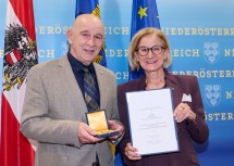 Im Bild: Landeshauptfrau Johanna Mikl-Leitner und Kommerzialrat Rudolf Gottwald, Gemeinderat außer Dienst, Geschäftsführer außer Dienst, der das „Große Goldene Ehrenzeichen für Verdienste um das Bundesland Niederösterreich“ erhielt. Rudolf Gottwald hat seinen Elektrohandel zu einem Vorzeigeunternehmen mit über 300 Mitarbeiterinnen und Mitarbeitern ausgebaut. 