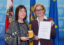 Landeshauptfrau Johanna Mikl-Leitner verlieh Mag. Christine Maria Gironcoli-Melichar, bildende Künstlerin und Gemälderestauratorin, Geschäftsführerin der Bruno Gironcoli Werkverwaltung GmbH, das „Große Ehrenzeichen für Verdienste um das Bundesland Niederösterreich“.