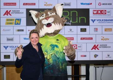 Landesrätin Susanne Rosenkranz mit dem Vision-Run-Maskottchen "RUNbert Muselkater"