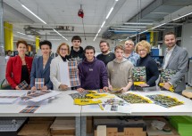 (v.l.n.r.) Fachlehrerin Veronika Jesch, Direktorin LBS St. Pölten Susanne Zuser, Landeshauptfrau Johanna Mikl-Leitner, Labinot Thaqi, Semih Sevimli, Maximilian Kogler (Amtsdruckerei), Benjamin Sommer, Alfred Stibitzhofer (Amtsdruckerei), Landesrätin Christiane Teschl-Hofmeister und Abteilungsleiter Gebäude- und Liegenschaftsmanagement Christoph Reiter.