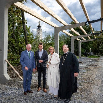 Von links: LH-Stellvertreter Stephan Pernkopf, Florian Stadler (Energiebeauftragter Stift Altenburg), Landeshauptfrau Johanna Mikl-Leitner und Abt Thomas Renner.