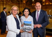 Landeshauptfrau Johanna Mikl-Leitner mit Danielle Spera und ihrem Gatten, dem Nationalratsabgeordneten Martin Engelberg.