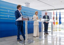 Bei der Pressekonferrenz zur Tiefen-Geothermie (v.l.n.r.): EVN-Vorstandsdirektor Stefan Szyszkowitz, Landeshauptfrau Johanna Mikl-Leitner und LH-Stellvertreter Stephan Pernkopf.