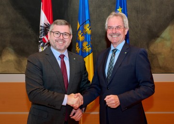 Mobilitätslandesrat Ludwig Schleritzko und Landtagspräsident Karl Wilfing präsentierten die Bahnoffensive für das Weinviertel. 