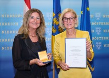 Landeshauptfrau Johanna Mikl-Leitner gratulierte Mag. (FH) Sabine Grubmüller, Geschäftsführerin der Bösendorfer Klavierfabrik und Ausschussmitglied für Arbeit, Soziales und Gesundheit der Industriellenvereinigung Niederösterreich, zum „Großen Ehrenzeichen für Verdienste um das Bundesland Niederösterreich“.