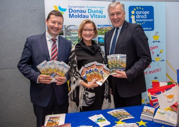 Landeshauptfrau Johanna Mikl-Leitner, flankiert von Martin Selmayr, Leiter der Vertretung der Europäischen Kommission in Österreich, und Landesrat Martin Eichtinger, bei der Veranstaltung „Gemeinde und EU“ im NÖ Landhaus in St. Pölten (v.l.n.r.)