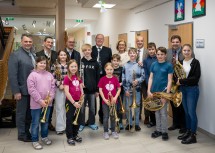 Neu erweiterte Volksschule eröffnet: Landtagsabgeordneter Lukas Michlmayr, Stefan Obmann von der Musikschule, Bürgermeister Johannes Pressl, Vizebürgermeister Josef Frühwirth, Landeshauptfrau Johanna Mikl-Leitner, Musikschulleiter Johann Grabner und Landtagsabgeordneter Mario Wührer mit den Kindern der Musikschule.