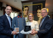 Von links nach rechts: Der Leiter der Landessammlungen Niederösterreich Armin Laussegger, Landeshauptfrau Johanna Mikl-Leitner und der Leiter der Gruppe Kultur, Wissenschaft und Unterricht des Amtes der NÖ Landesregierung, Hermann Dikowitsch.