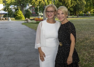 Landeshauptfrau Johanna Mikl-Leitner mit Theaterfest-Obfrau Kristina Sprenger. 