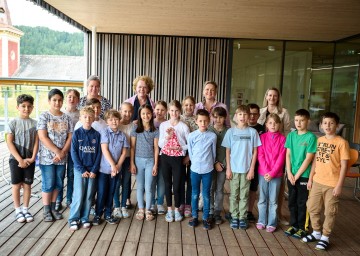 Fledermäuse als Jahresthema in der Volksschule Gloggnitz: Die Schülerinnen und Schüler der 3a mit den Lehrerinnen und den Landesrätinnen Christiane Teschl-Hofmeister und Susanne Rosenkranz bei der Übergabe des NÖ Tierschutzpreises. 