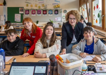 (v.l.n.r.): Alesandro Oswald, Jacqueline Birkner (Jugend Rotkreuz NÖ), Ivona Bozencova, Bildungs-Landesrätin Christiane Teschl-Hofmeister und Philip Marijanovic.