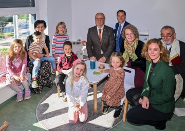 (v.l.n.r.): Kindergartenleiterin Edith Buchegger, Bürgermeister Erich Rasner, Bezirkshauptmann Markus Sauer, Familien-Landesrätin Christiane Teschl-Hofmeister, Kindergarteninspektorin Doris Bach und Pfarrer Raimund Beisteiner mit den Kindern Vanessa, Bruno, Lea, Vincent, Johanna und Elina