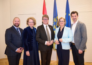 (v.l.n.r.): Direktor Christoph Jank, Bildungs-Landesrätin Christiane Teschl-Hofmeister, Bundesminister Martin Polaschek, Landeshauptfrau Johanna Mikl-Leitner und Bürgermeister Rene Lobner