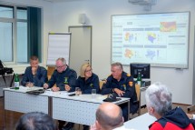 Landesfeuerwehrkommandant Dietmar Fahrafellner (v.r.n.l.), Landeshauptfrau Johanna Mikl-Leitner, LH-Stellvertreter Stephan Pernkopf und Stefan Kreuzer von der Landeswarnzentrale.