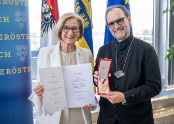 Landeshauptfrau Johanna Mikl-Leitner überreicht „Harley-Papst“ Ferdinand O. Fischer das Goldene Verdienstzeichen der Republik Österreich.