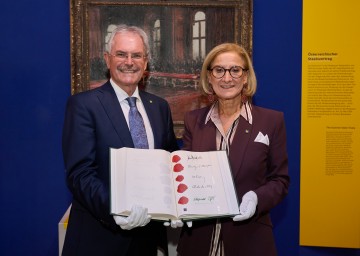 Landeshauptfrau Johanna Mikl-Leitner und Landtagspräsident Karl Wilfing mit einem Faksimile des Österreichischen Staatsvertrages im Haus der Geschichte.