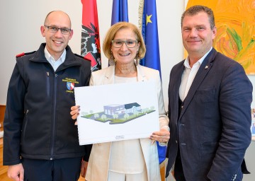 Landeshauptfrau Johanna Mikl-Leitner mit (li.) Feuerwehrkommandant Markus Unger und (re.) dem Bürgermeister von Mannsdorf a. d. Donau Christoph Windisch.